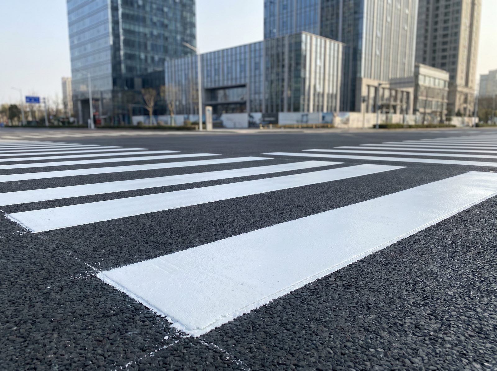 Faixa de pedestre pintada com tinta de alta durabilidade