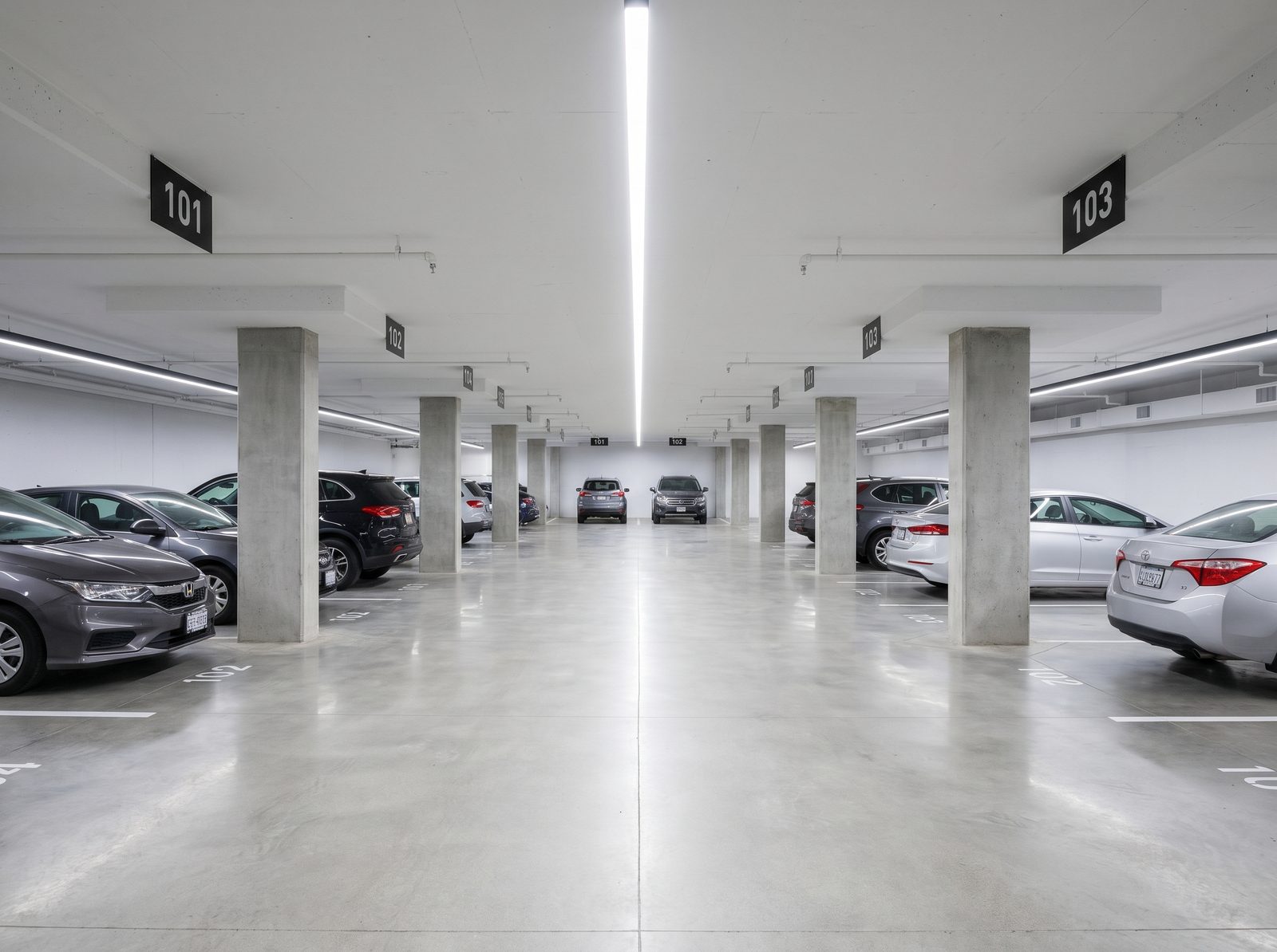 Garagem de condomínio com sinalização completa em Curitiba